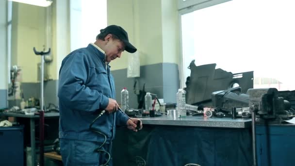 Mechanik, čištění dílů motoru — Stock video