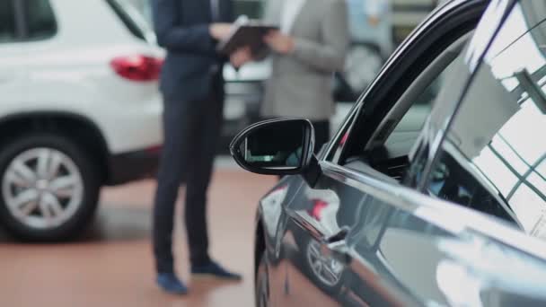 車や、ぼやけている顧客・ セールスマン — ストック動画
