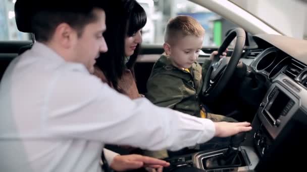 Futuro Vehículo Prueba Conductor Concesionario Pequeño Niño Repite Todas Las — Vídeos de Stock