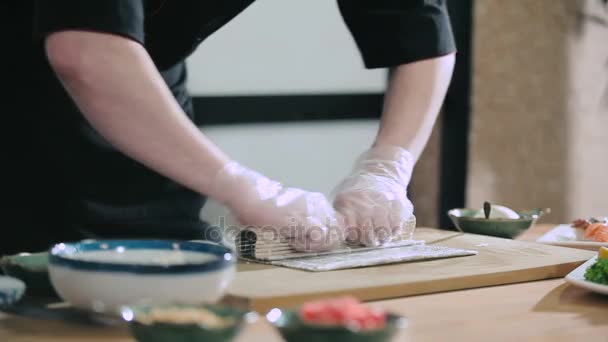 Rollos de sushi profesionales torciéndose — Vídeos de Stock