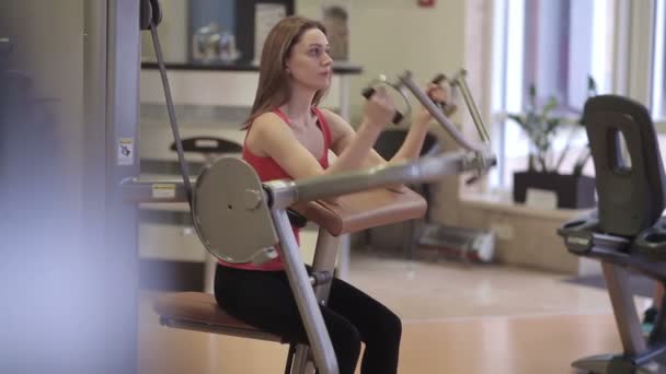 Mujer realiza ejercicios — Vídeos de Stock