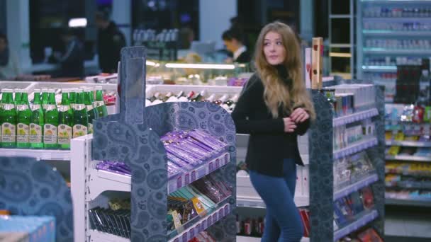Девушка крадет конфеты — стоковое видео