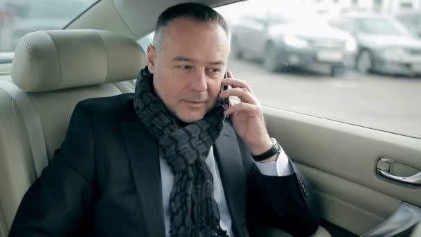Зрілий бізнесмен використовує телефон — стокове відео