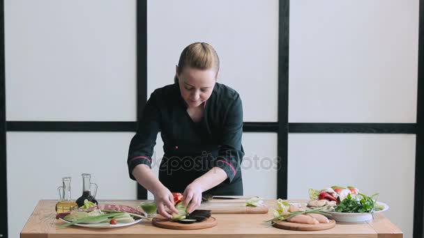 Profi szakács vágás zöldség — Stock videók