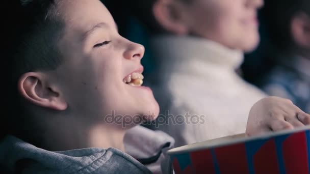 Ragazzi Mangiano Popcorn Cinema Ridendo Guardando Film — Video Stock
