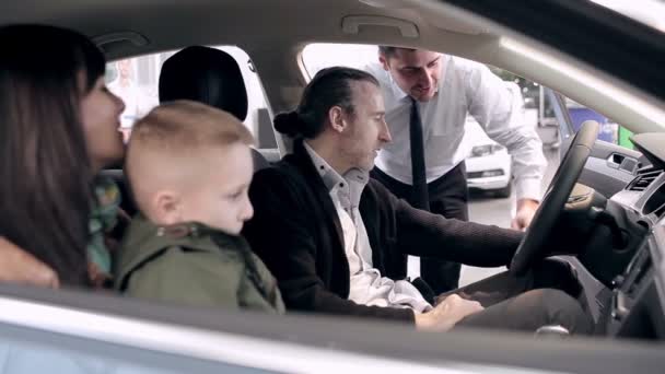 Sales Manager Consiglia Famiglia Nella Scelta Una Nuova Auto Famiglia — Video Stock