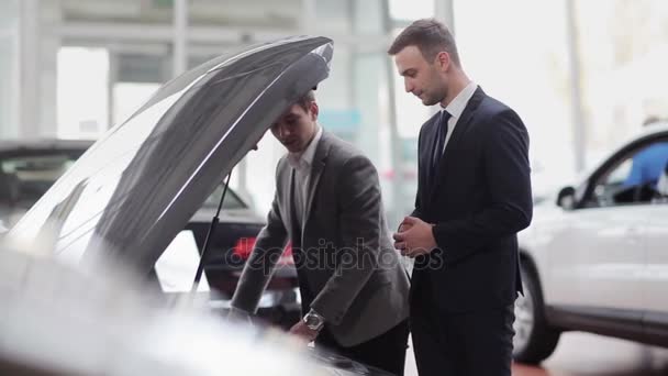 Cliente inspeccionando el motor del coche — Vídeo de stock