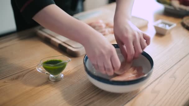 Professionele chef-kok voorbereiding van vlees — Stockvideo