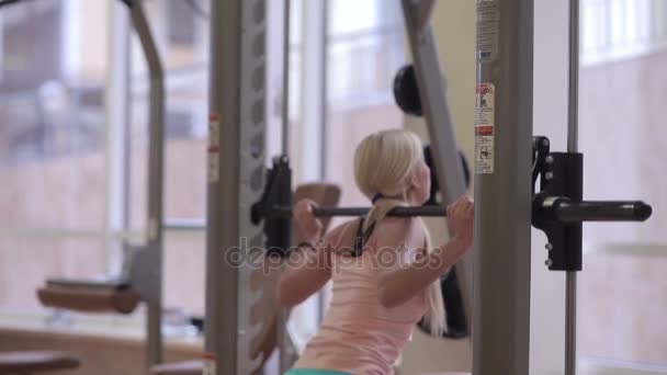 Sexy meisje met barbell squats — Stockvideo