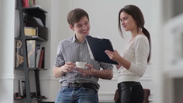 Genç Gülümseyen Kadın Adam Belgeleri Tarama Kahve Içme Işle Ilgili — Stok video