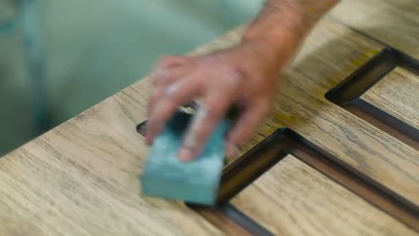 Ручная полировка деревянной двери — стоковое видео