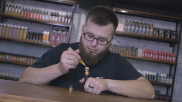 Beard man with vape — Stock Video