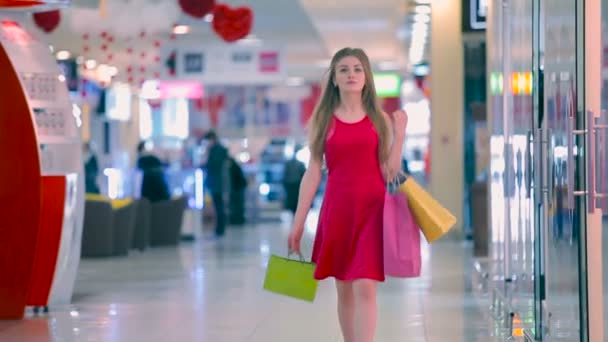 Una Jovencita Caminando Por Centro Comercial Chica Sonríe Vuelta — Vídeo de stock