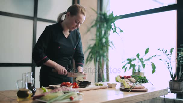 Chef cutting eggplant — Stock Video