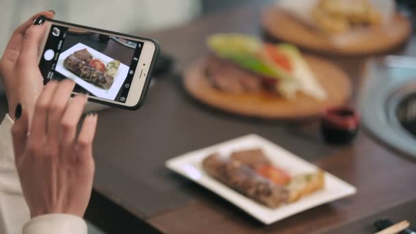 女子拍摄中餐厅的食物 — 图库视频影像