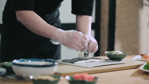 Sushi mestre espalha queijo — Vídeo de Stock