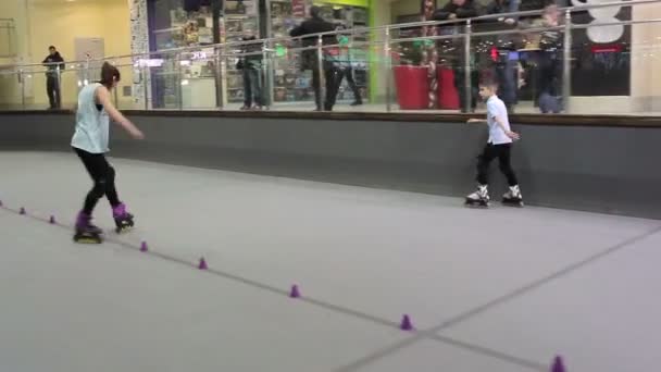 Holka Dělá Triky Válcích Rollerdrome Malý Chlapec Koni Kolem Podlahových — Stock video