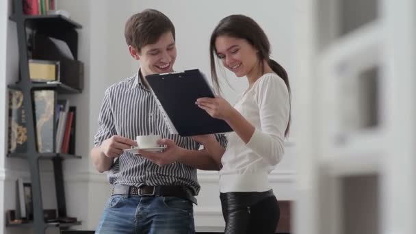 Frau Zeigt Geschäftspapier Kaffeetrinker Kollegen Mann Trinkt Kaffee Und Sucht — Stockvideo