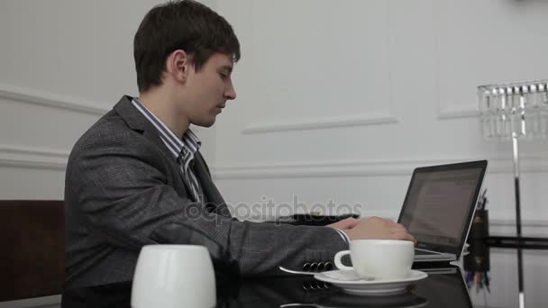 Ο άνθρωπος που πληκτρολογείτε σε φορητό υπολογιστή στο γραφείο. — Αρχείο Βίντεο