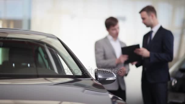 Coche y el cliente borroso y vendedor — Vídeo de stock