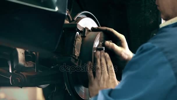 Mechanic diagnostisera bromssystem — Stockvideo