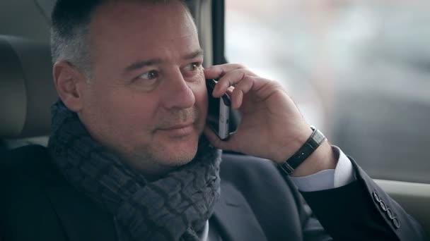 Успешный бизнесмен отвечает на звонки — стоковое видео