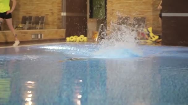 Joven buceando en la piscina — Vídeos de Stock