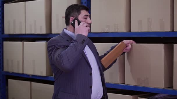 Egy férfi beszél a telefonban. — Stock videók