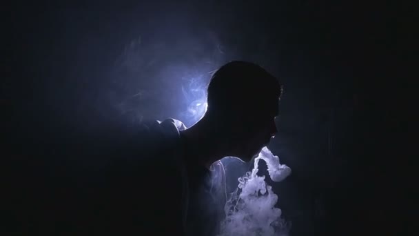 英俊的男人吸烟 vape — 图库视频影像