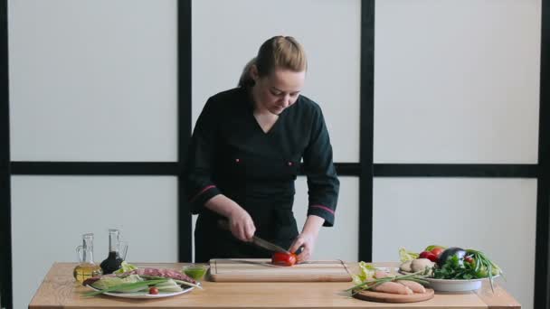 Professionele chef-kok snijden peper — Stockvideo