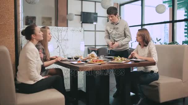 Grupo de amigos en el restaurante — Vídeos de Stock