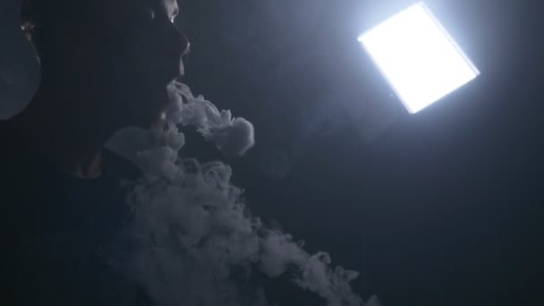 Knappe man Rookvrije vape — Stockvideo