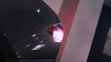 Erkek el yeni modern siyah elektrikli araba şarj Close-Up
