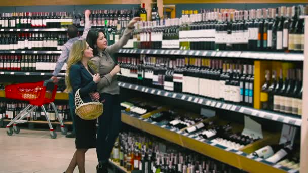 Jonge Mooie Vrouwelijke Ondernemers Met Mandje Bij Wijn Shop Met — Stockvideo