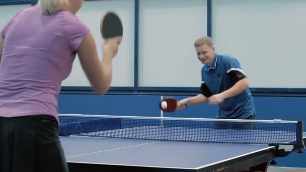 Ζευγάρι στο άθλημα στολή παίζουν τένις — Αρχείο Βίντεο