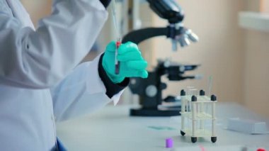 yakın çekim erkek el modern laboratuvar test tüp kan ile çalışma 