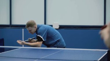 sarışın kadın adamla oynamak Tenis