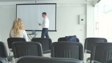 genç iş adamları ve modern Ofis koltukları Binası, sarışın kadın
