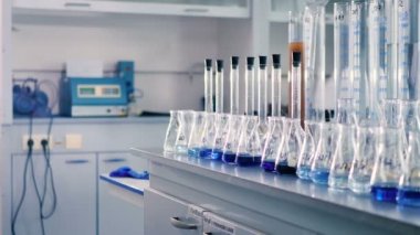 test tüpleri mavi likörün insanlar beyaz modern laboratuvar arka planda üniforma ile yakın çekim