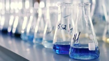 test tüpleri modern laboratuvar arka planda mavi likörün Close-Up