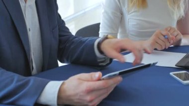 sarışın kadınla modern ofis binasında çalışan genç iş adamı