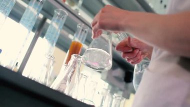 modern laboratuvar test tüpleri ile çalışan beyaz üniformalı kadın 