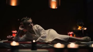 Beyaz elbise geleneksel Tay spa salonu Masaj tablo içinde güzel kadın