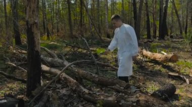 ormanda yürüyüş güneşli gün beyaz Üniformalı erkeklere