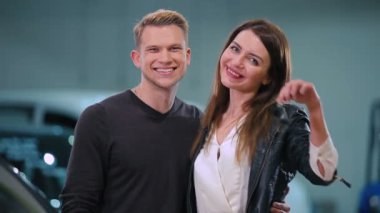 Genç çift holding anahtar--dan modern arabaya yeni Bayilik