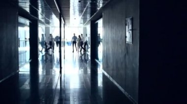 genç iş adamları ve modern ofis binası, sarışın kadın