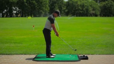 genç adam play golf yeşil çimenlerin üzerinde yaz golf Club