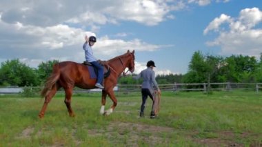 Orta yaşlı adam çocuk ve at 