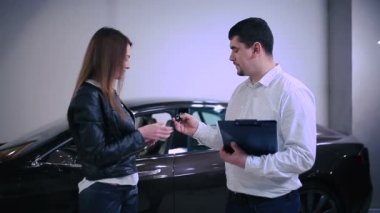 kadın müşteri içinde araba Bayilik yardımcı genç adam satış Yöneticisi.