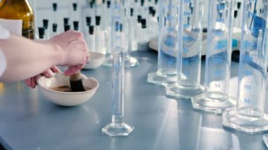 otlar modern laboratuvar beyaz seramik kase karışık kadın beyaz üniforma 